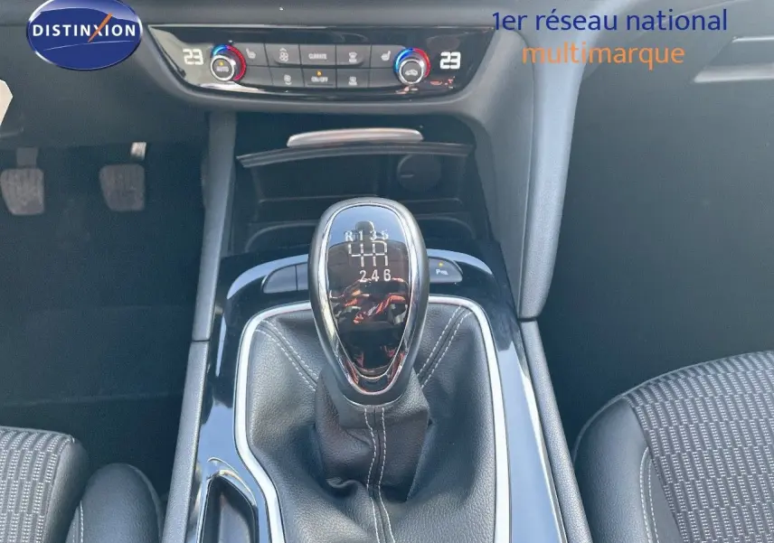 Le levier de vitesses manuel de l'Opel Insignia 2.0D gris minéral, avec console centrale et climatisation digitale visible.