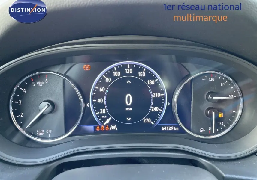 Tableau de bord numérique de l'Opel Insignia gris minéral, affichant vitesse, compte-tours et jauge carburant.