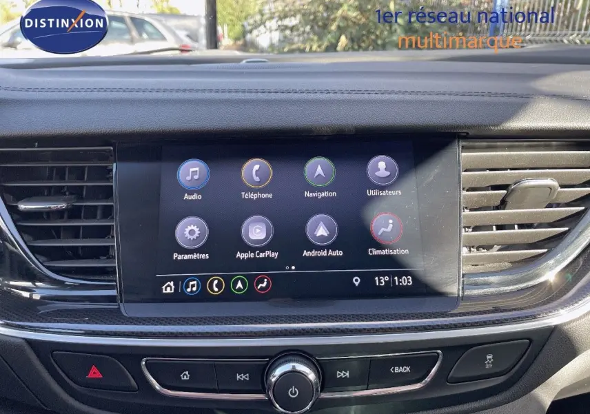 Écran tactile central de l’Opel Insignia 2021 avec interface Apple CarPlay et Android Auto, tableau de bord noir.