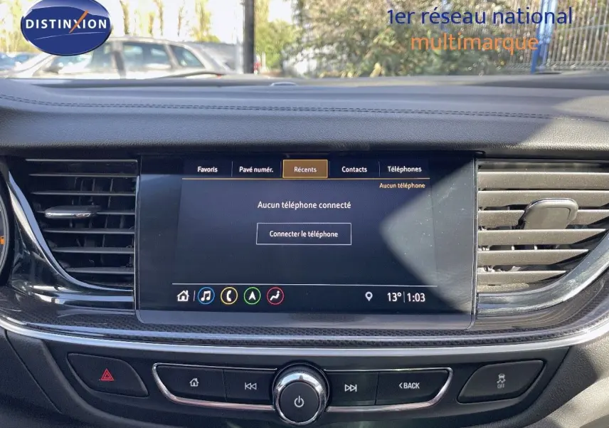 Tableau de bord de l'Opel Insignia gris minéral, affichage central tactile avec menu téléphone et commandes intégrées.