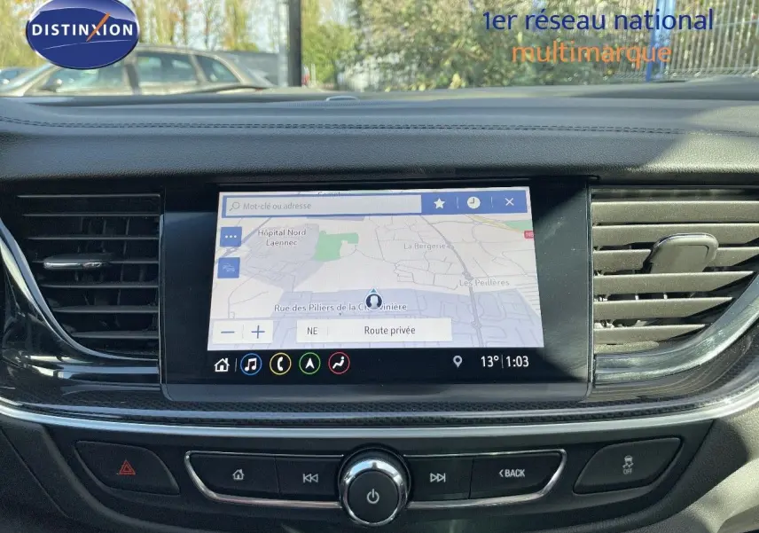 Écran tactile du système de navigation de l'Opel Insignia gris minéral métal, vue centrée du tableau de bord.