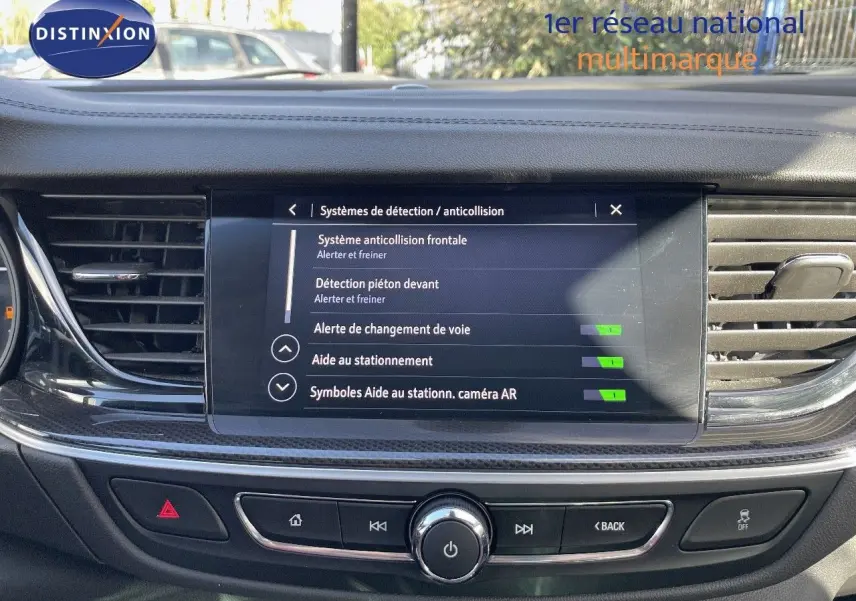 Écran central affichant les options d'aide à la conduite dans l'habitacle gris d'une Opel Insignia 2021.
