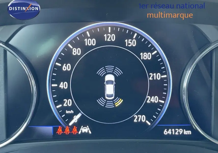 Gros plan sur le tableau de bord numérique de l'Opel Insignia 2.0D gris minéral, affichant la vitesse et les alertes de sécurité.