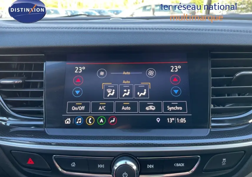 Écran tactile central de la climatisation automatique dans l’habitacle d’une Opel Insignia gris minéral métal 2021.