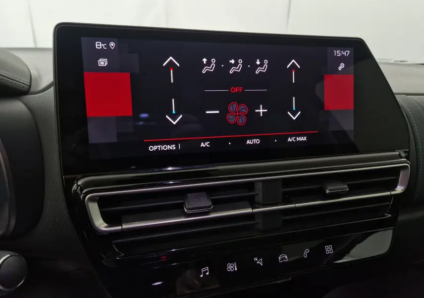 Écran tactile central du tableau de bord du Citroën C5 Aircross 2024 noir, affichant les réglages de climatisation.