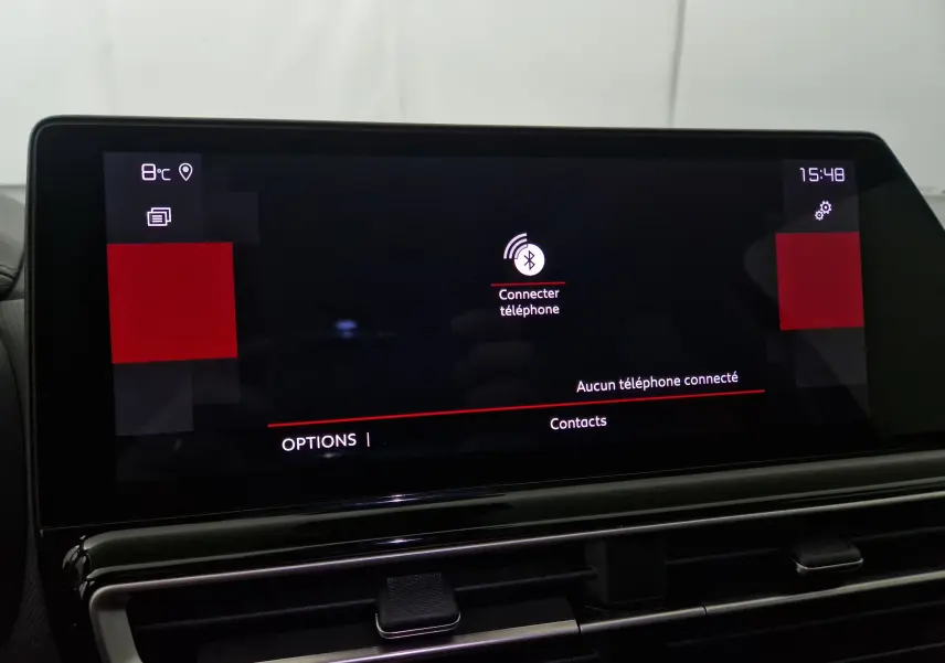 Écran tactile central du tableau de bord du Citroën C5 Aircross noir 2024 affichant la connexion Bluetooth téléphone.