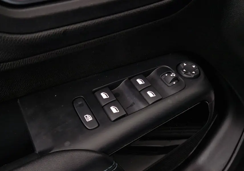 Panneau de commandes des vitres et rétroviseurs côté gauche intérieur noir du Citroën C5 Aircross 2024.