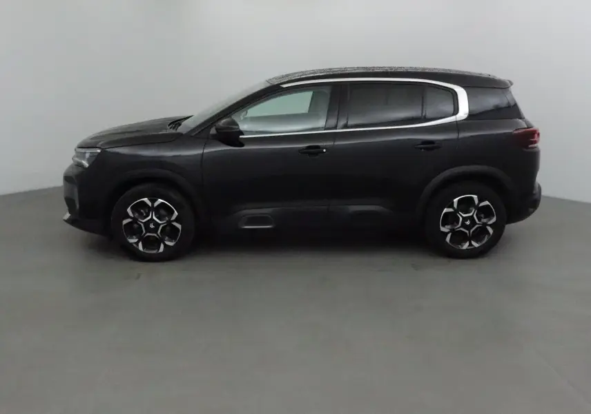 Profil côté gauche d'un Citroën C5 Aircross noir 2024 avec jantes alliage et cadre de vitre chromé.
