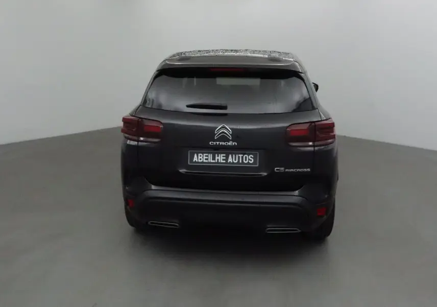 Vue arrière d'un Citroën C5 Aircross noir 2024 avec feux arrière LED et double sortie d'échappement intégrée.