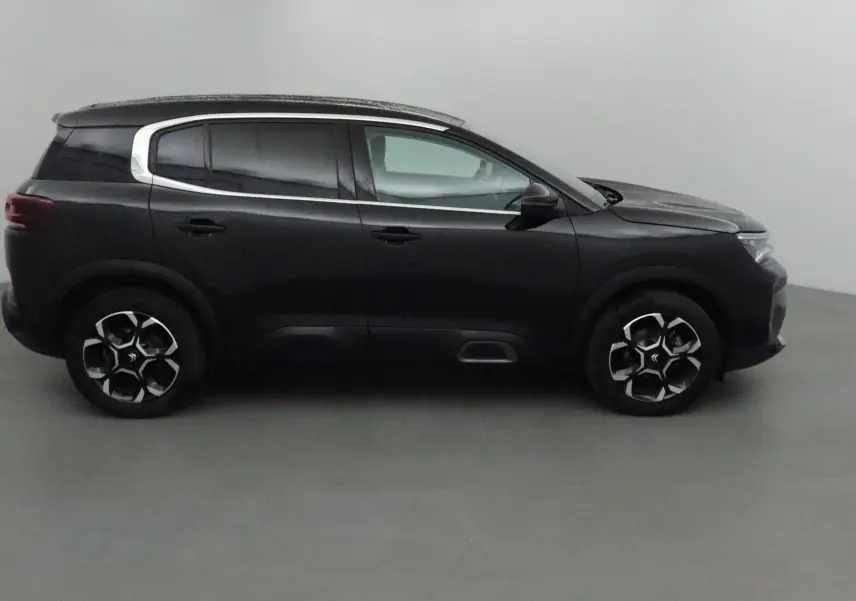 Profil côté gauche du Citroën C5 Aircross noir 2024 avec jantes alliage et toit contrasté argenté.