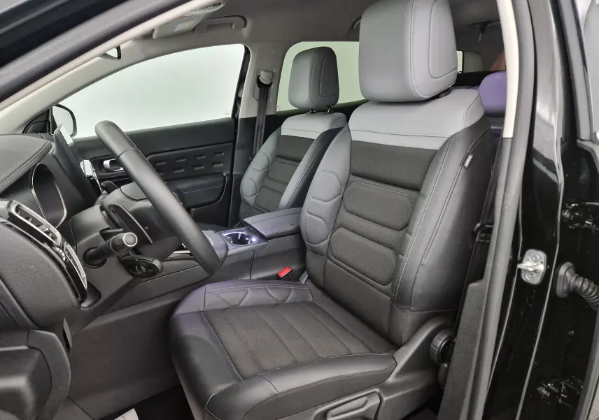Intérieur du Citroën C5 Aircross 2024 noir, vue côté gauche sur les sièges avant en cuir bicolore gris et noir.