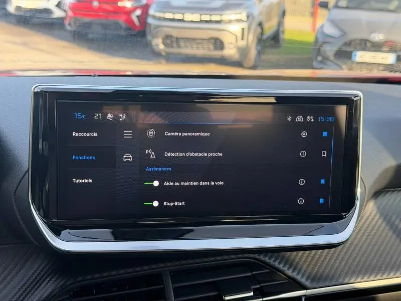 Écran tactile central du tableau de bord du Peugeot 2008 Hybrid, affichant les aides à la conduite.