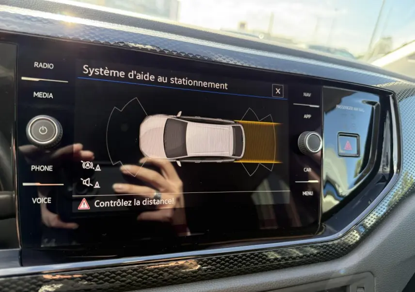Écran tactile du système d'aide au stationnement dans l'habitacle du Volkswagen Taigo 2024, finition Life.