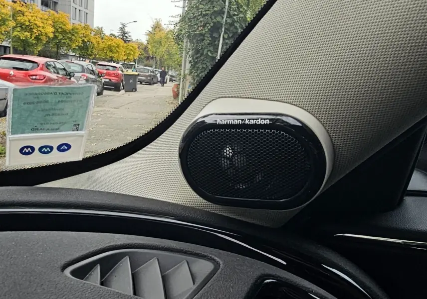 Gros plan sur le haut-parleur harman/kardon côté gauche du tableau de bord d'une MINI Clubman grise, vue intérieure.