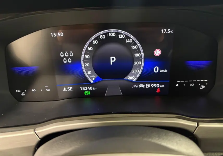 Affichage numérique du tableau de bord du Volkswagen Touran 2024, avec vitesse à 0 km/h et température extérieure à 17,5°C.