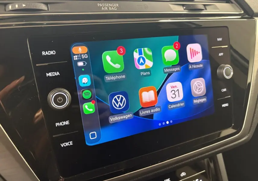 Écran tactile central du Volkswagen Touran 2024 affichant les applications connectées avec interface colorée et commandes tactiles.