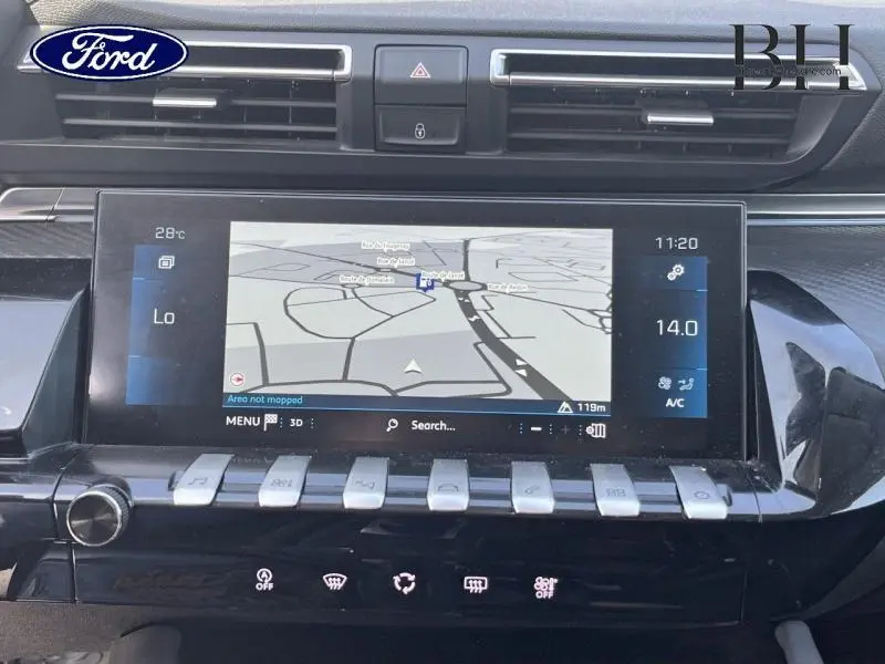 Vue rapprochée de l’écran tactile central et des commandes piano en finition carbone du tableau de bord Peugeot 508 SW gris Artense.