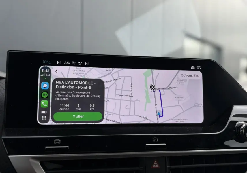 Écran tactile central du tableau de bord de la Citroën C4 Hybrid 2025 affichant la navigation GPS en mode clair.