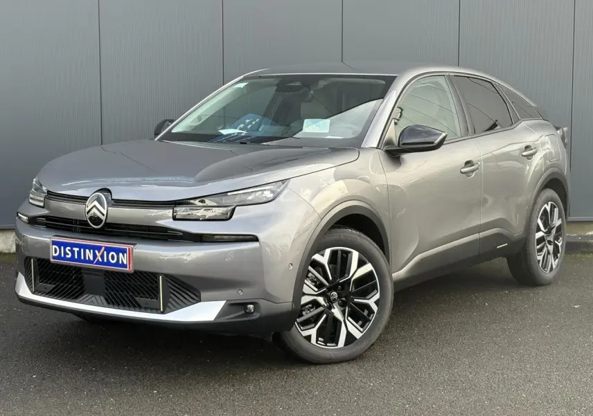 Vue 3/4 avant d'une Citroën C4 Hybrid 145 gris Mercury avec jantes alliage 18 pouces et calandre noire brillante.