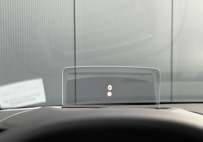 Affichage tête haute numérique montrant la vitesse 0 sur le tableau de bord d'une Citroën C4 Hybrid gris Mercury.