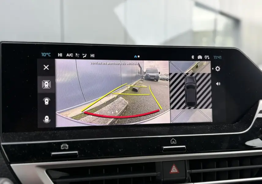Écran tactile intérieur montrant la caméra 360° et la vue arrière du Citroën C4 Hybrid gris Mercury.