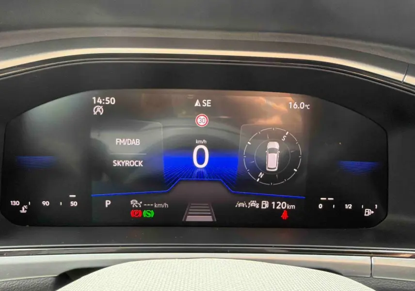 Affichage numérique du tableau de bord du Volkswagen T-Roc 2025, montrant la vitesse à 0 km/h et la radio Skyrock.