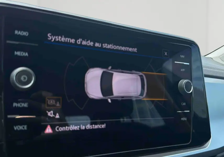 Écran tactile intérieur montrant le système d’aide au stationnement du Volkswagen T-Roc 2.0 TDI 150 DSG7.