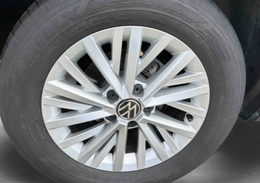 Gros plan sur la jante alliage 16'' Chester argentée du Volkswagen T-Roc noir, montrant le logo VW central.