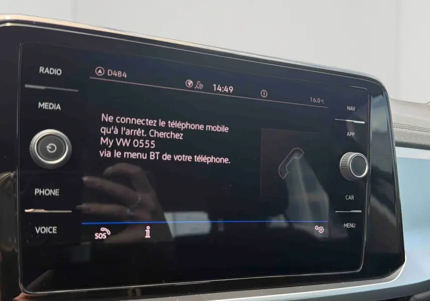 Écran tactile central du Volkswagen T-Roc 2025 affichant un message de connexion Bluetooth, intérieur noir.