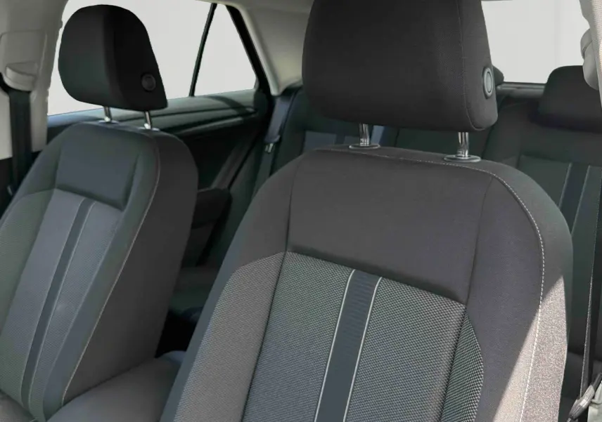 Gros plan sur les sièges avant en tissu gris et noir du Volkswagen T-Roc, intérieur sobre et moderne.