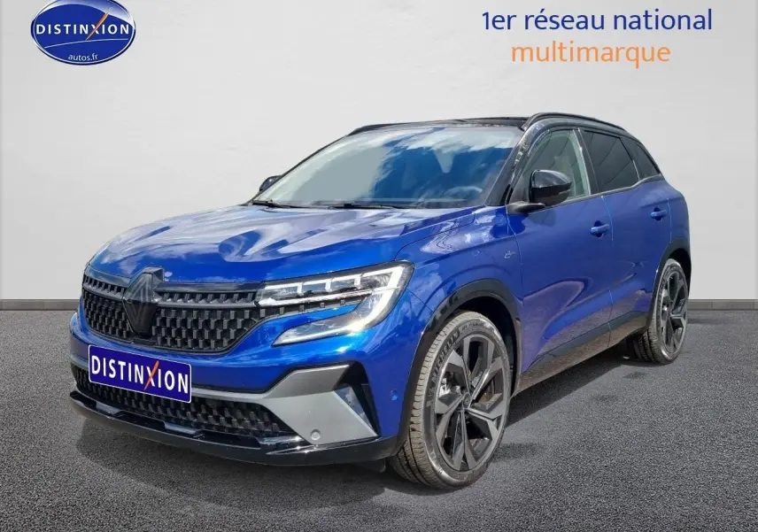 Renault Austral 2025 bleu iron en 3/4 avant droit, avec jantes alu noires et toit noir contrasté.