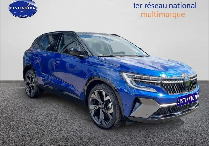 Renault Austral bleu iron en 3/4 avant droit, avec jantes alu et calandre distinctive esprit Alpine.