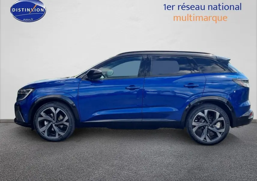 Profil côté gauche d'un Renault Austral 2025 bleu iron avec jantes alliage et toit noir contrasté.