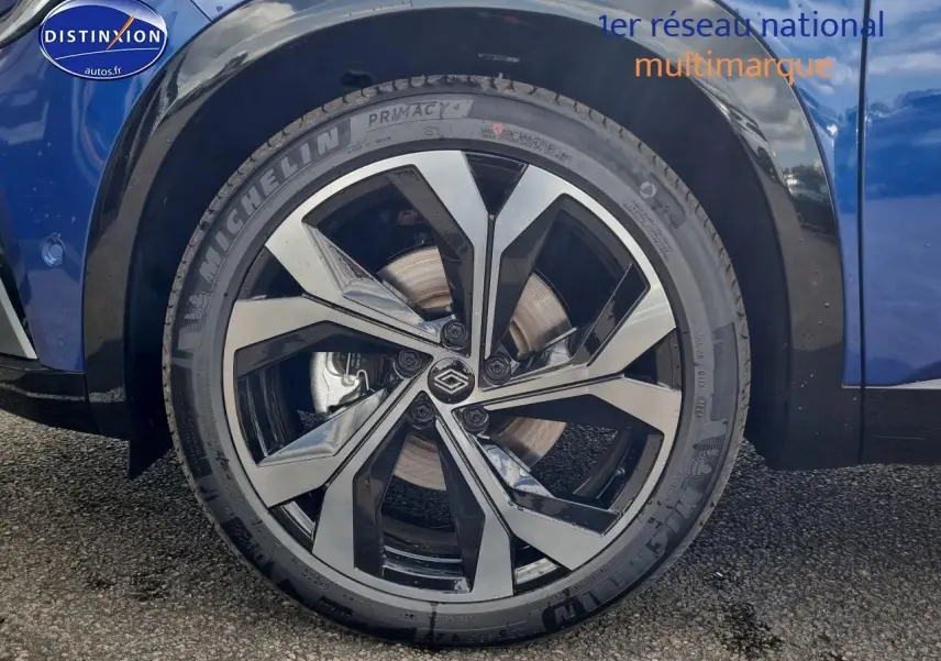 Gros plan sur la jante alu noire et argentée du côté avant gauche d'un Renault Austral Bleu Iron 2025.