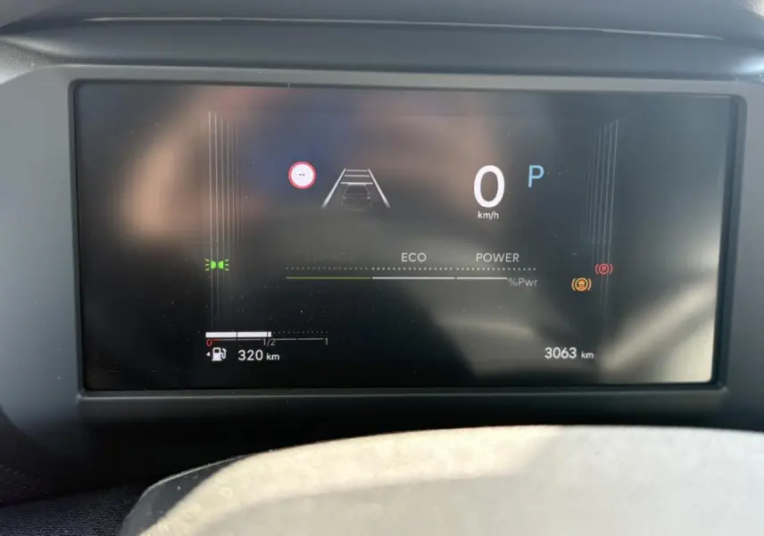 Compteur numérique TFT 7 pouces de la Citroën C4 Hybrid blanc Okénite, affichant vitesse et autonomie.