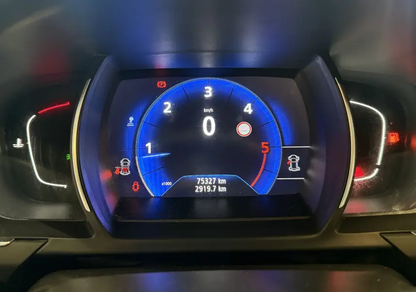 Tableau de bord numérique du Renault Grand Scenic IV Business 2020, affichage bleu avec compte-tours et kilométrage.