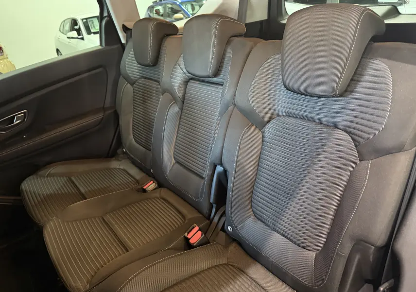 Vue latérale des sièges arrière en tissu gris foncé du Renault Grand Scenic IV Business, soulignant leur confort et design moderne.