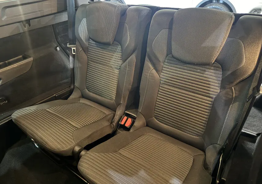 Gros plan sur les sièges arrière en tissu gris foncé du Renault Grand Scenic IV Business, montrant leur design ergonomique.