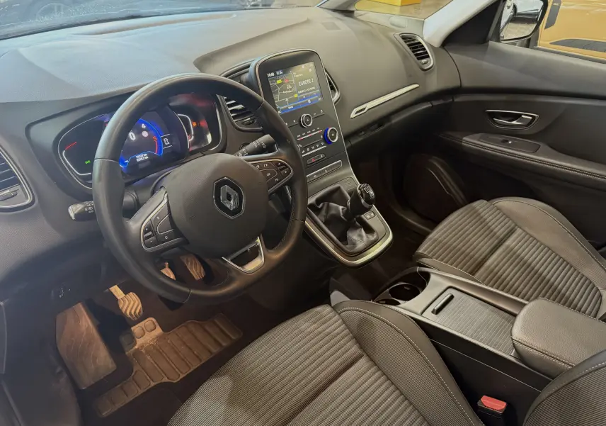 Intérieur du Renault Grand Scenic IV Business 2020 vu côté conducteur, volant multifonction et console centrale avec écran tactile.