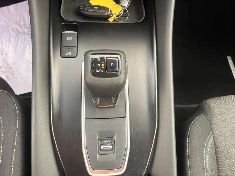 Vue rapprochée du levier de vitesses automatique gris et noir du Nissan Qashqai 2022, avec bouton parking et mode de conduite.
