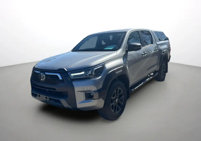 Toyota Hilux 4x4 gris acier en 3/4 avant droit avec hardtop et jantes alu noires 18 pouces.