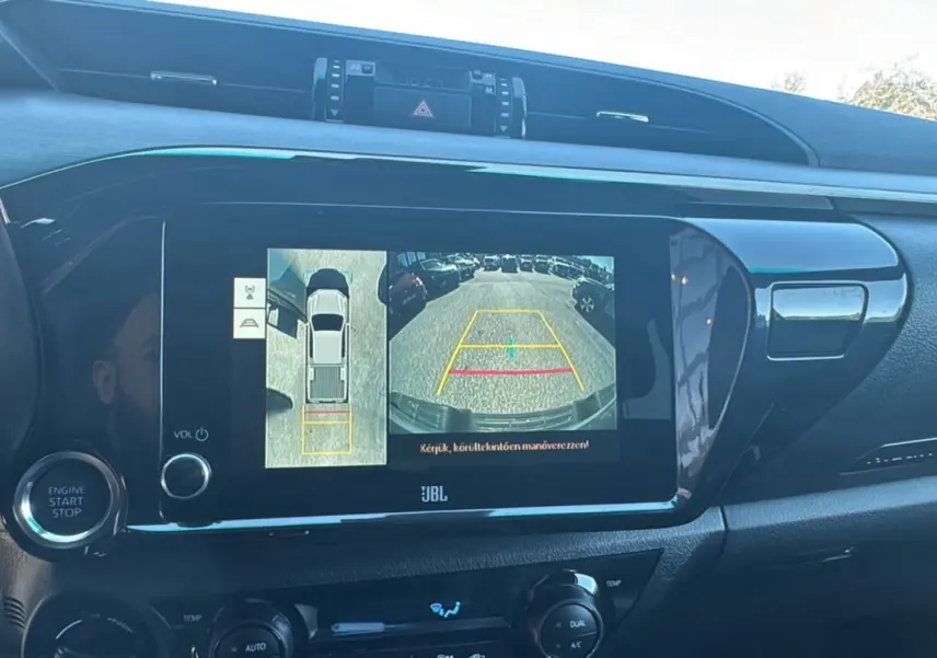 Vue rapprochée de l'écran multimédia du Toyota Hilux 2026 montrant la caméra de recul et l'affichage 360° intérieur noir.