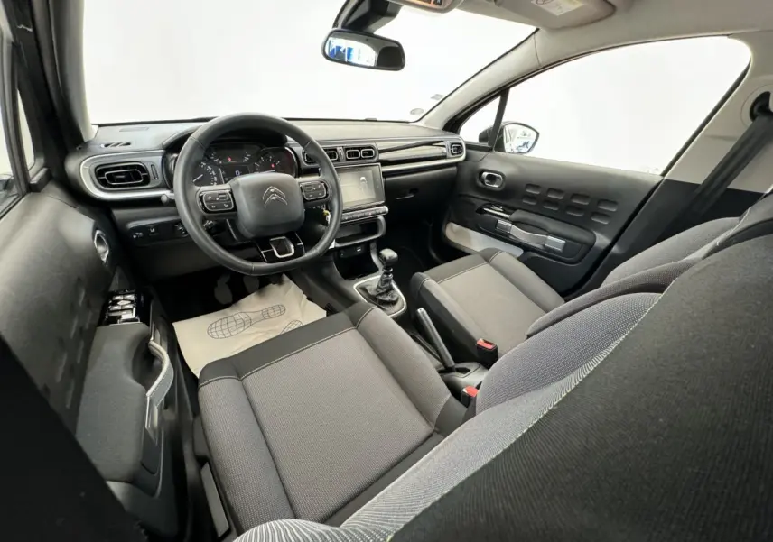 Vue intérieure avant droite de la Citroën C3 2020 avec volant cuir multifonctions et écran tactile 7 pouces.
