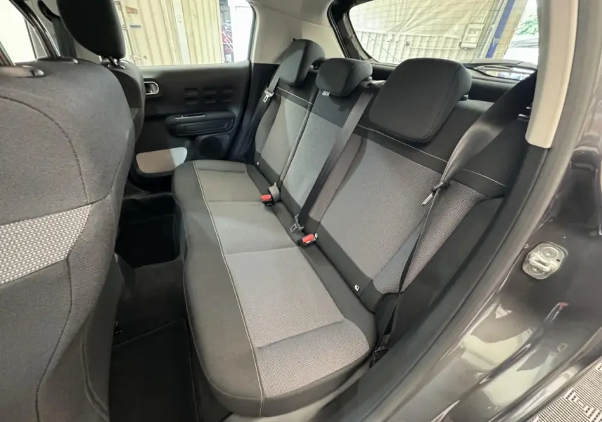 Vue intérieure côté droit de la banquette arrière grise et noire de la Citroën C3 2020 avec ceintures et appuie-têtes.