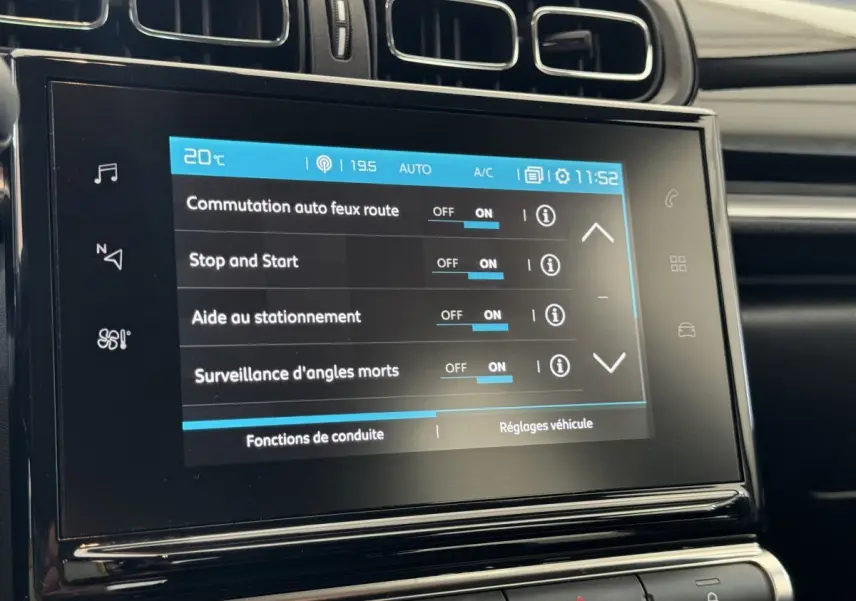 Écran tactile central de la Citroën C3 gris foncé 2020 affichant les réglages d’aides à la conduite.