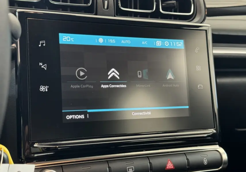 Écran tactile central affichant les options de connectivité dans l'habitacle d'une Citroën C3 gris foncé.