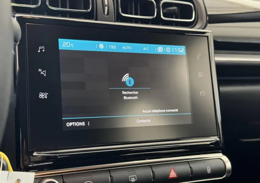 Écran tactile central de la Citroën C3 2020 gris foncé, affichant la recherche Bluetooth, vue intérieure rapprochée.