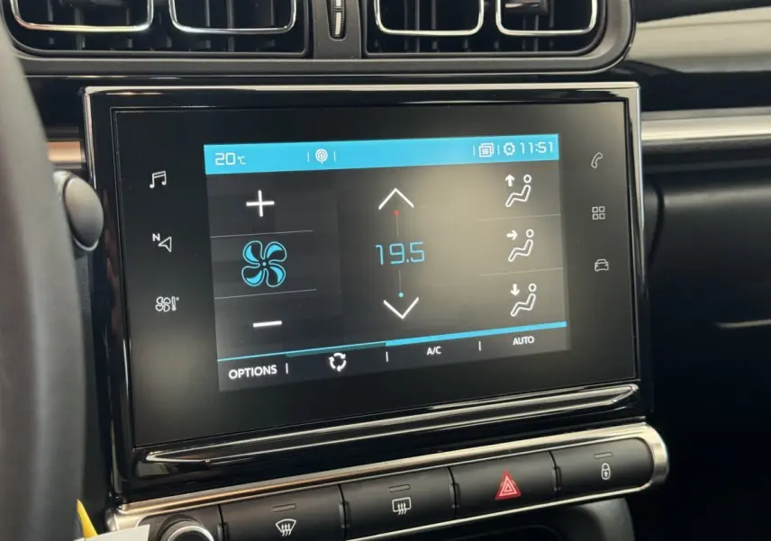 Écran tactile central affichant la climatisation dans l’habitacle d’une Citroën C3 2020, vue de face.