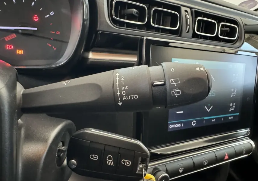 Intérieur de Citroën C3 2020 gris foncé, vue sur la commande d’essuie-glace et l’écran tactile central.