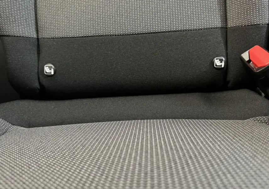 Détail de la banquette arrière grise et noire de la Citroën C3 2020 avec fixations Isofix visibles et ceinture rouge.